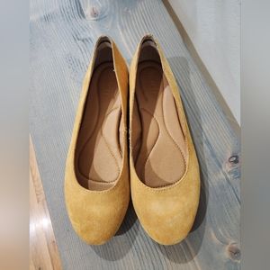 Born Women's Yellow Flats size 7